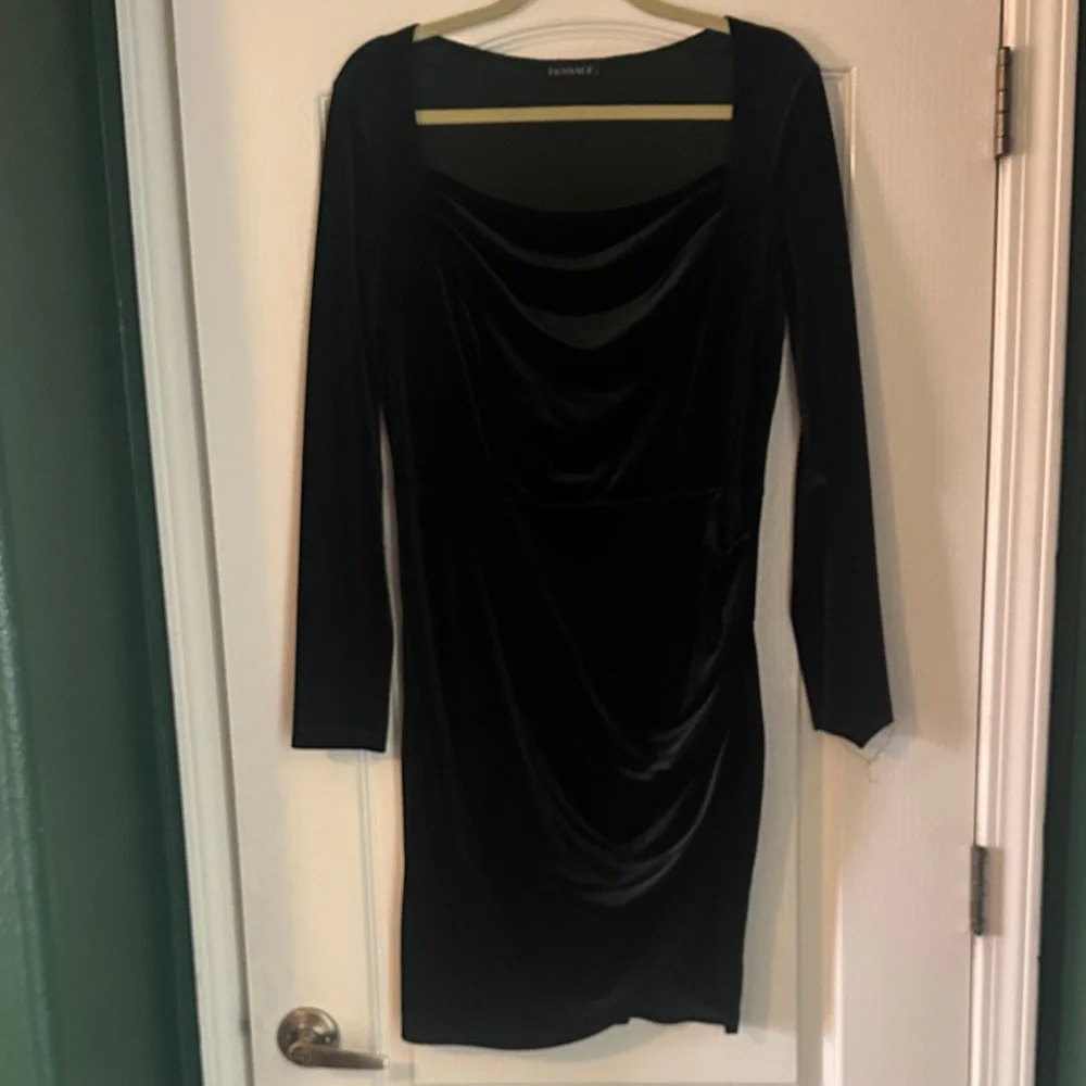 Elegant Dark Green Velvet Dress - Picture 1 of 3